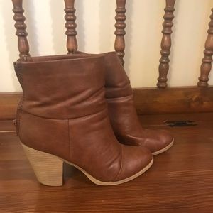 Brown boots gently use.